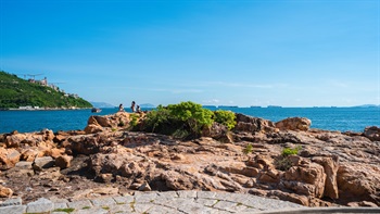 Stanley promenades boasts a rocky shoreline with accessible corners nearby Shui Sin Temple. Together with a boundless sea view at the back, the Promenade offers a natural and scenic spot for photographs.